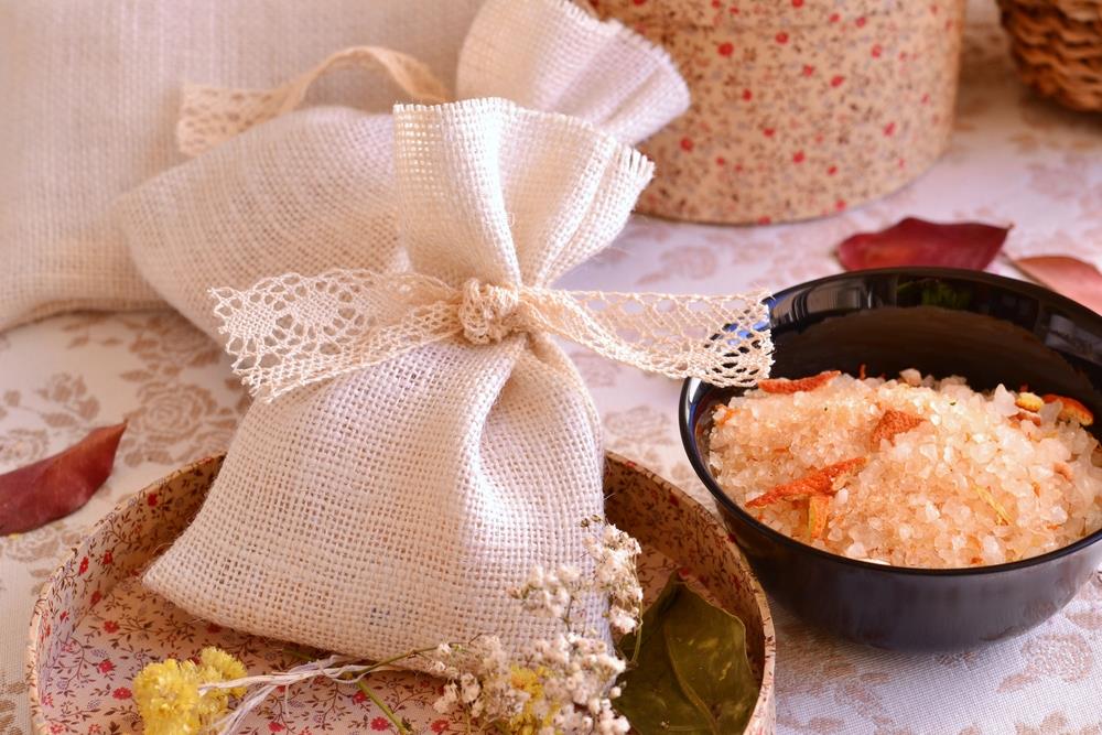 Solo con 3 ingredientes: cómo hacer un perfume casero para quitar el mal olor de baño