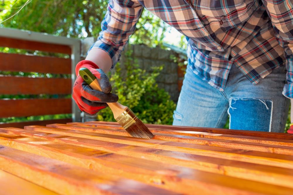 El barniz casero de pocos ingredientes que le dará brillo a todos los muebles de tu sala