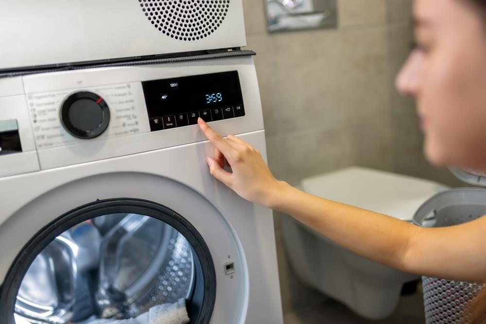 El desconocido truco para que la ropa salga seca de la lavadora